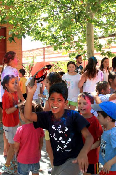 Niños en la fiesta de colores