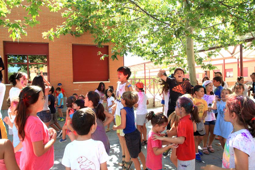 Niños durante la fiesta de colores