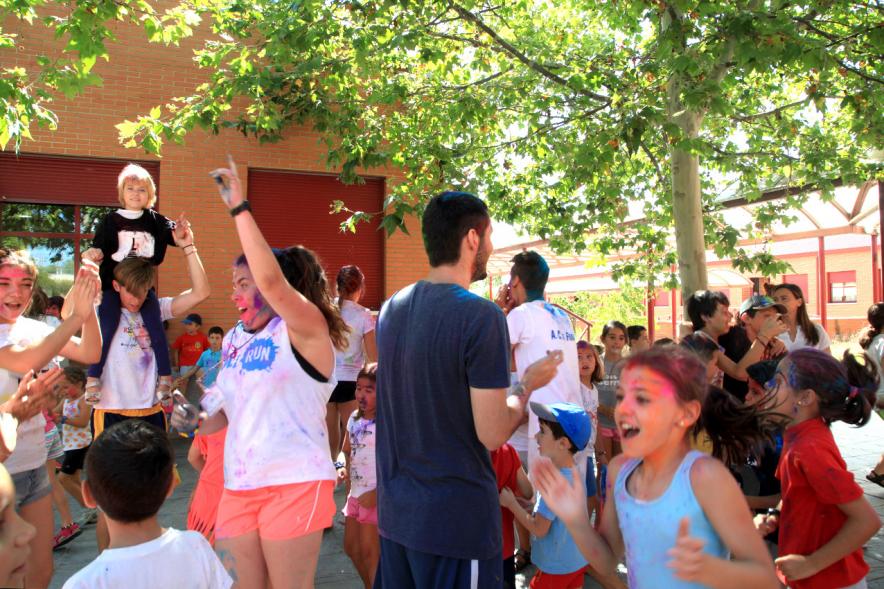Momento durante la fiesta de colores