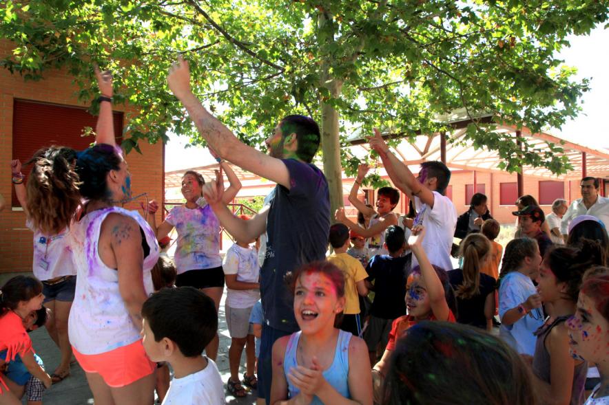 Momento durante la fiesta de colores