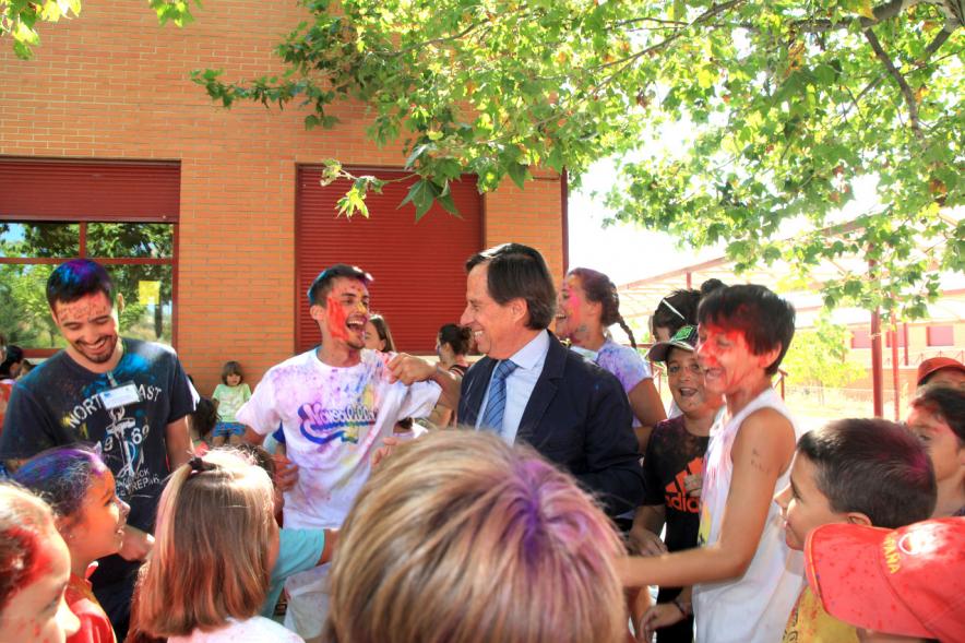 Alcalde en la fiesta de colores