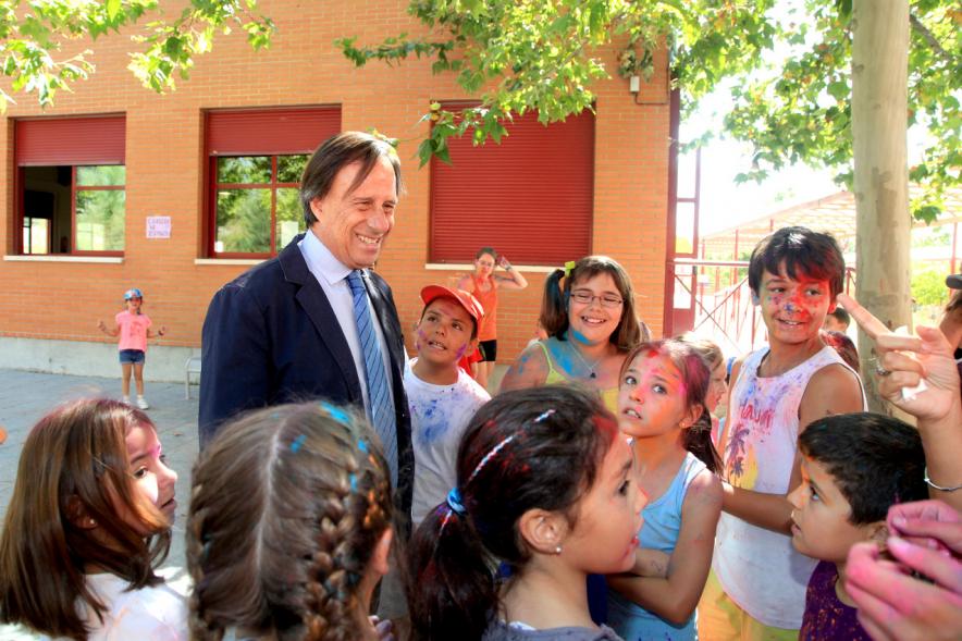 Alcalde con niños en la fiesta de colores