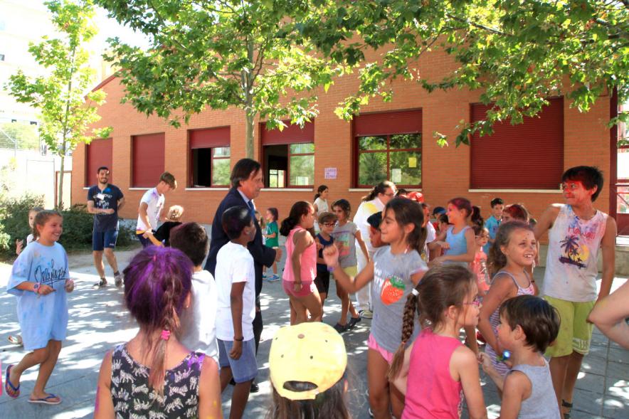 Momento durante la fiesta de colores