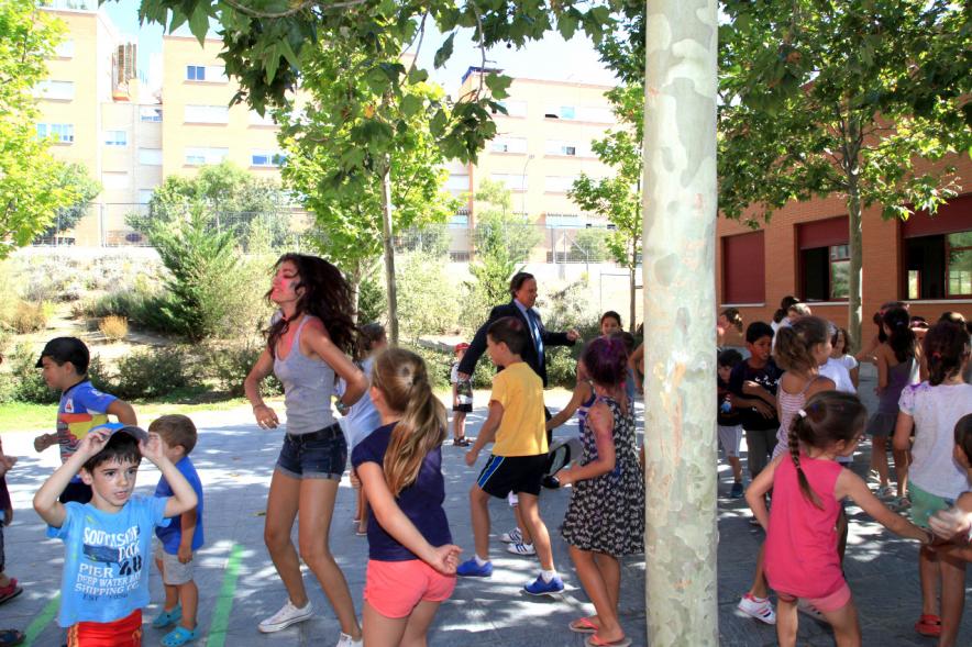 Momento durante la fiesta de colores