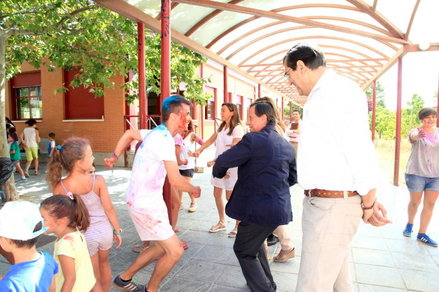 Alcalde Bailando con un joven