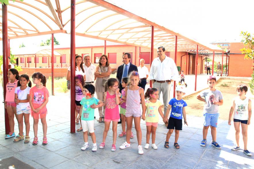 Delegación con niños durante el evento