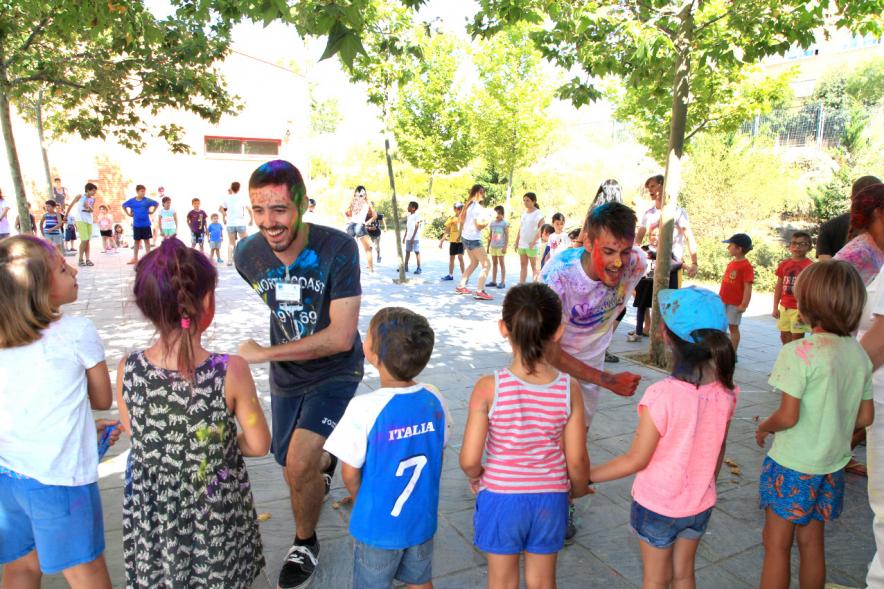 Monitores y niños bailan