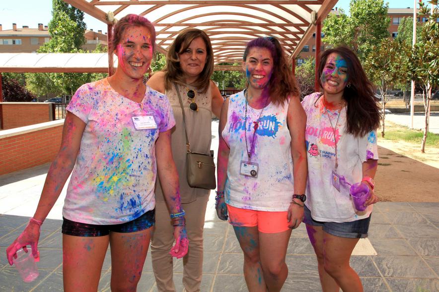 Jóvenes con delegación municipal  durante la fiesta de colores