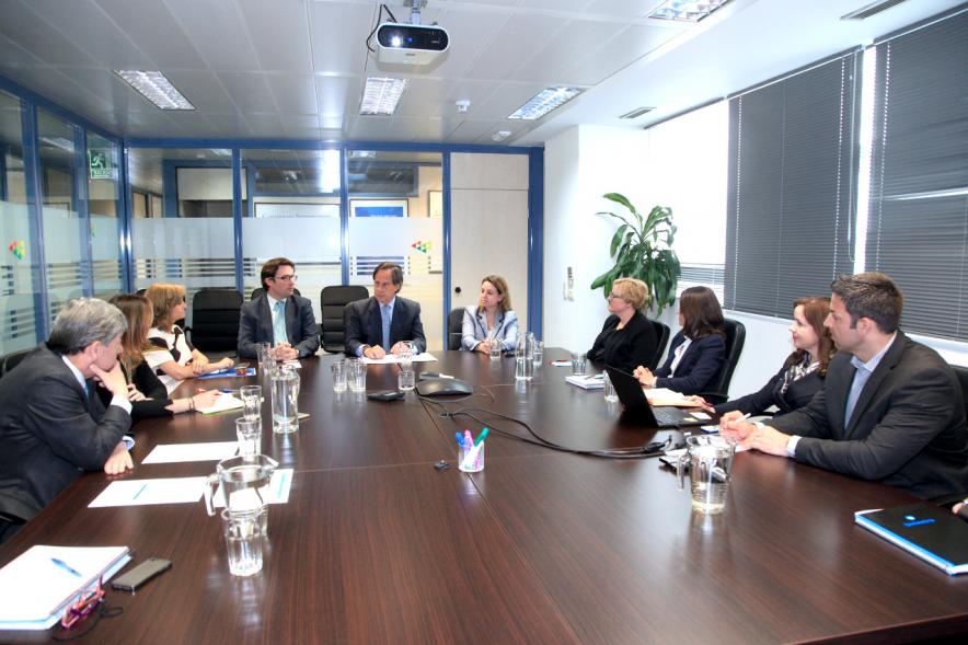 Visita a Schreiber International - El alcalde García de Vinuesa reunido con los directivos de la empresa Schreiber International.