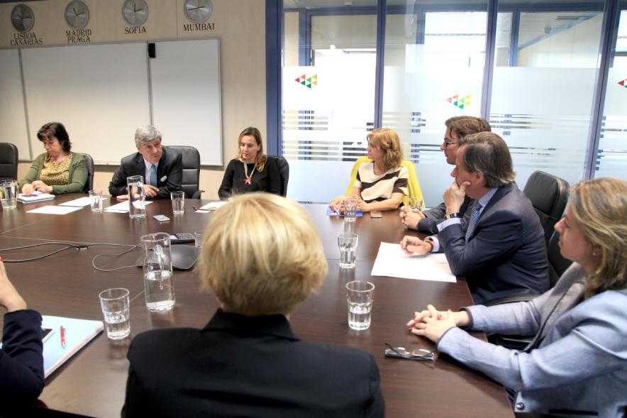Visita a Schreiber International - El alcalde García de Vinuesa reunido con los directivos de la empresa Schreiber International.