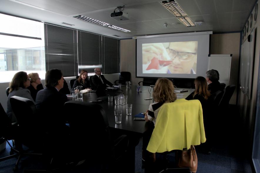 Visita a Schreiber International - En la sala de reunión viendo diapositivas..