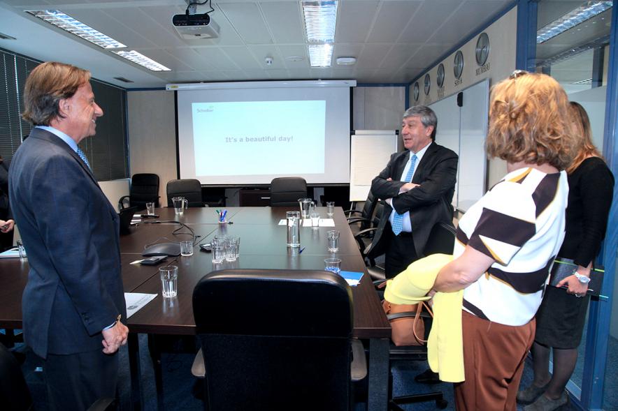 Visita a Schreiber International - El alcalde García de Vinuesa reunido con los directivos de la empresa Schreiber International.