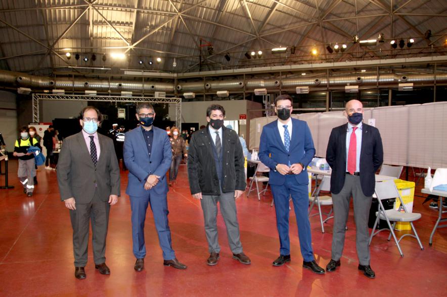 Visita Consejero de Vivienda y Administraciones Local de la CAM a Pruebas PCR en la Esfera - Posado del Consejero de la Comunidad de Madrid, David Pérez,  junto al alcalde Sánchez Acera y otras autoridades municipales, todos con mascarillas.