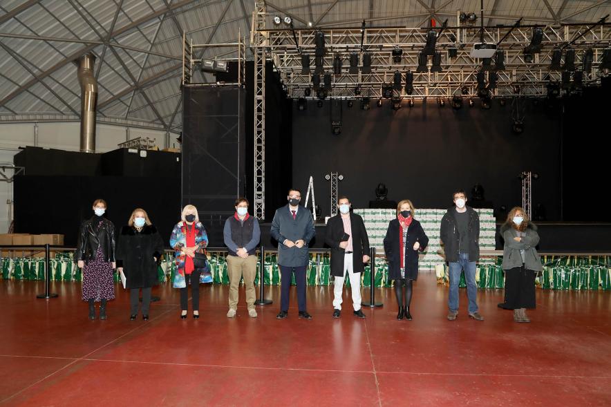 delegación municipal posa en las instalaciones