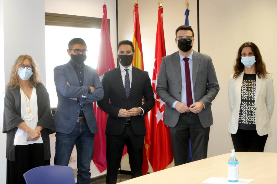 Visita Consejero Políticas Sociales a Punto Municipal Servicios Sociales - Imagen del alcalde Rafael Sánchez Acera, el vicealcalde Miguel Ángel Arranz, el Consejero de Políticas Sociales Javier Luengo y otras personas en un momento de la visita.