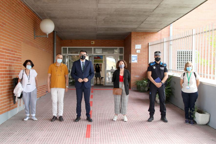 Visita al IES Aldebarán - Posado con la mascarilla del vice alcalde Arranz, los responsables de educación y un policía municipal.