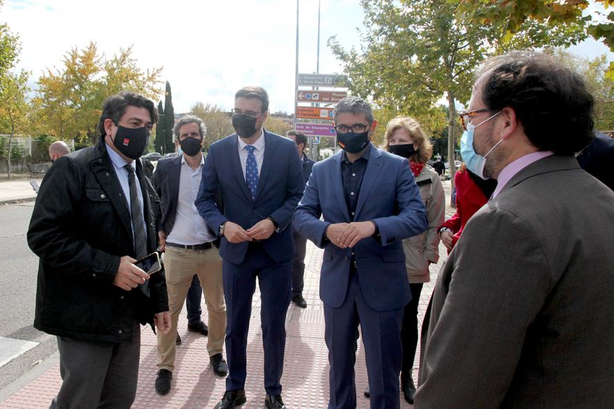 Visita Consejero de Vivienda y Administraciones Local de la CAM a Pruebas PCR en la Esfera -  David Perez,  consejero de  la Comunidad de madrid, junto al alcalde Sanchez Acera y otras autoridades municipales.