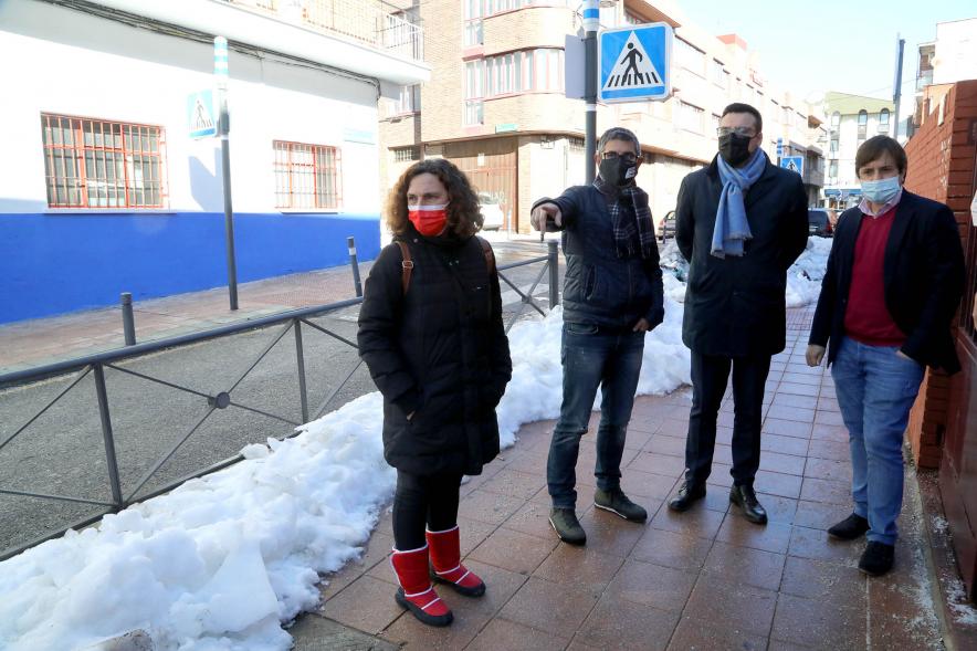 Delegación observa la calle en la entrada del centro