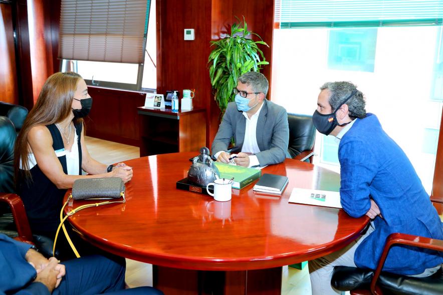 Visita de Dolores Pérez al Despacho del Alcalde - Imagen d ela mesa redonda con dolores Pérez, el alcalde Sánchez Acera y varios corporativos municipales.