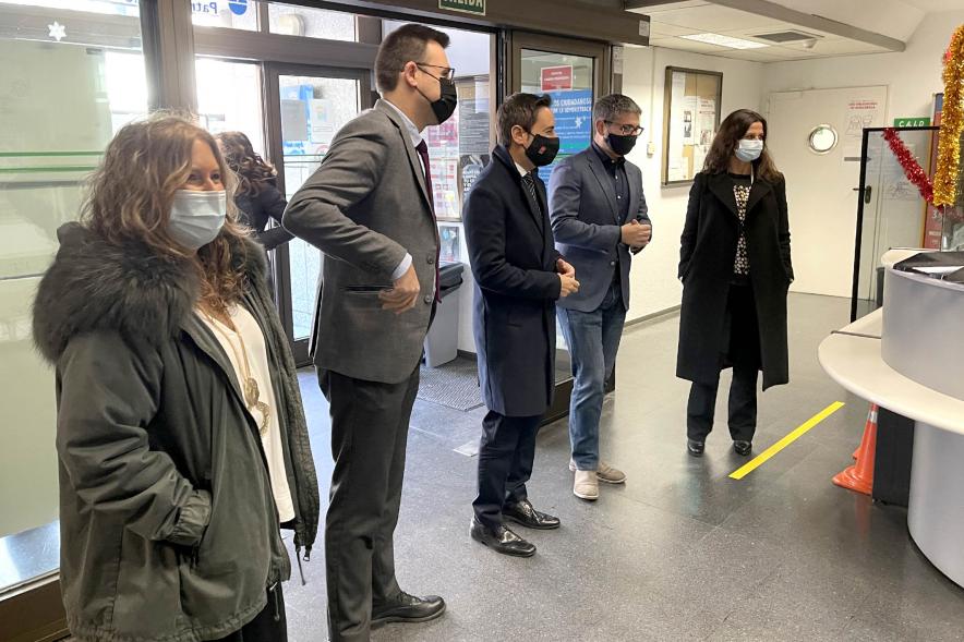 Visita Consejero Políticas Sociales a Punto Municipal Servicios Sociales - Imagen del alcalde Rafael Sánchez Acera, el vicealcalde Miguel Ángel Arranz, el Consejero de Políticas Sociales Javier Luengo y otras personas en un momento de la visita.