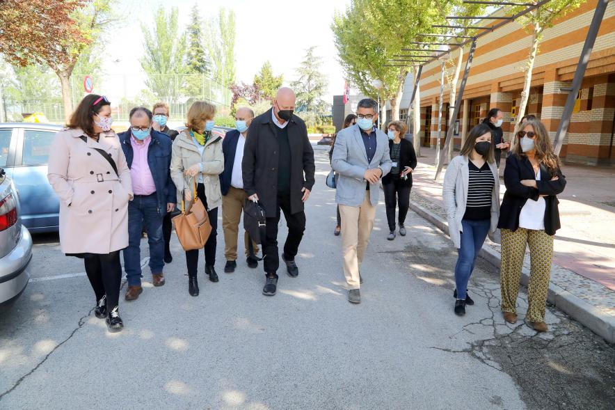 Alcalde Rafael Sánchez y autoridades. Visita al Polideportivo José Caballero - 2021