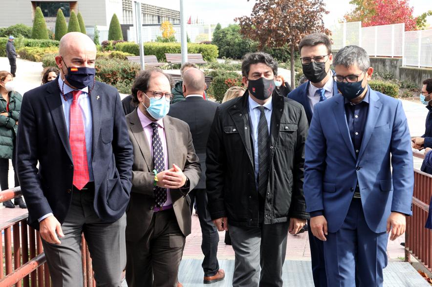 Visita Consejero de Vivienda y Administraciones Local de la CAM a Pruebas PCR en la Esfera -  Imagen de David Pérez, consejero de la Comunidad de Madrid, junto a la corporación municipal actual, todos con mascarillas.
