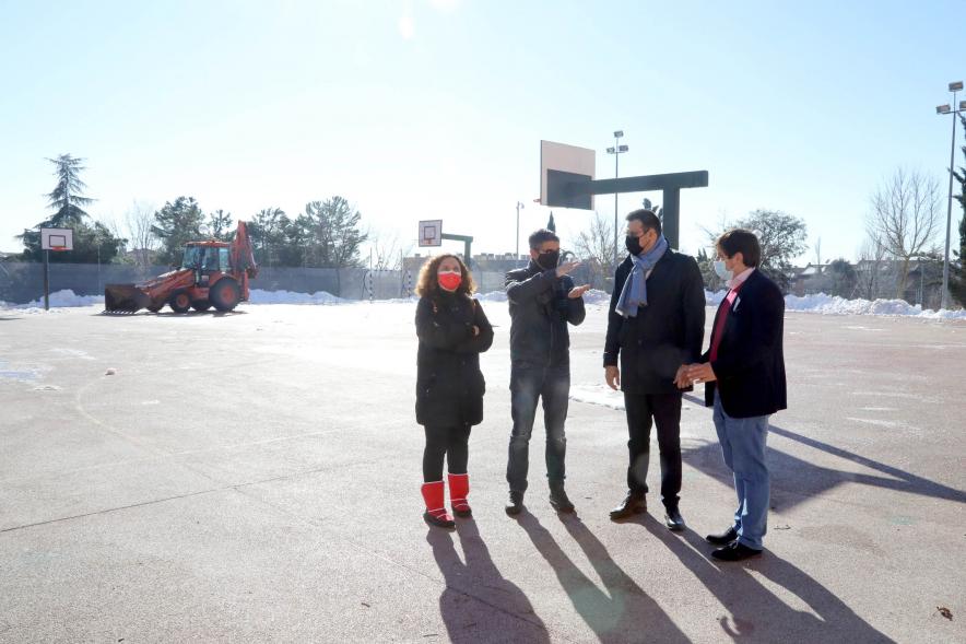 Delegación municipal en el patio con excavadora al fondo 