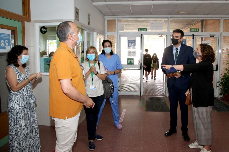 Visita al IES Aldebarán - Imagen de la charla, con medidas de seguridad, del vice alcalde y los responsables de educación municipal y del instituto.