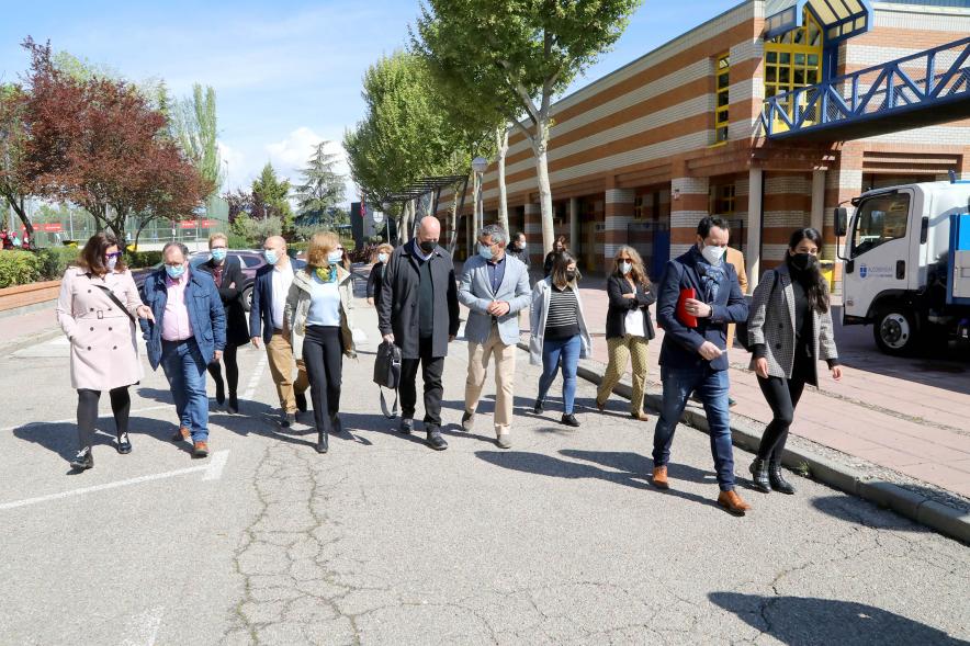 Alcalde Rafael Sánchez y autoridades. Visita al Polideportivo José Caballero - 2021