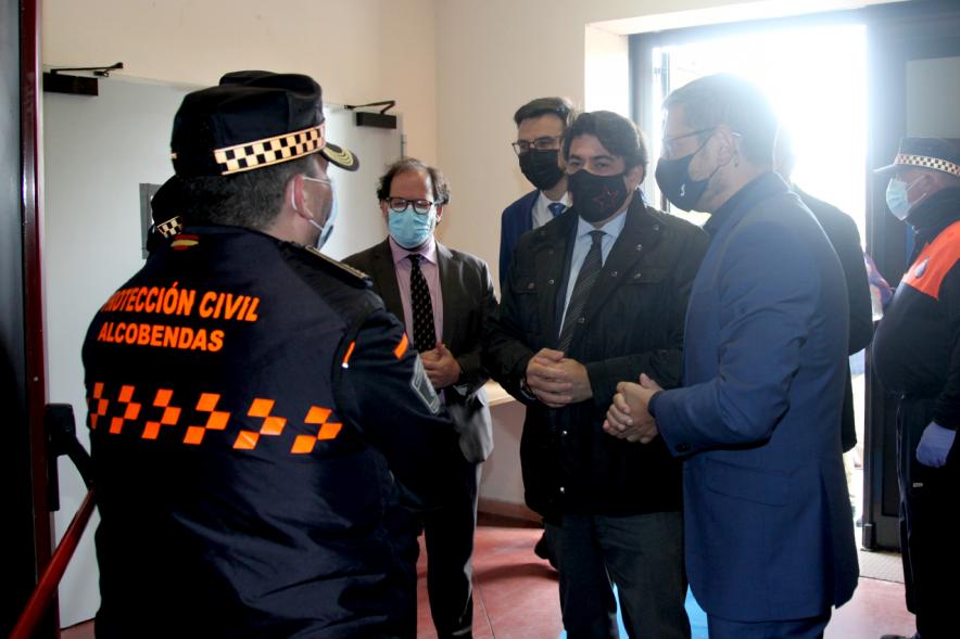 Visita Consejero de Vivienda y Administraciones Local de la CAM a Pruebas PCR en la Esfera -  Imagen de  David Pérez, consejero de la Comunidad de Madrid, junto al alcalde Sánchez Acera y a una policía municipal.             .