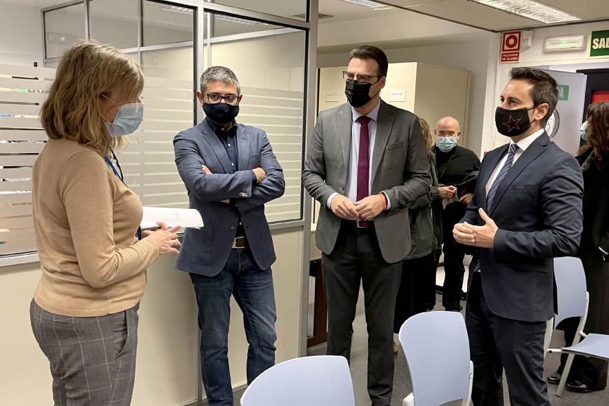 Visita Consejero Políticas Sociales a Punto Municipal Servicios Sociales - Imagen del alcalde Rafael Sánchez Acera, el vicealcalde Miguel Ángel Arranz y el Consejero de Políticas Sociales Javier Luengo en un momento de la visita.
