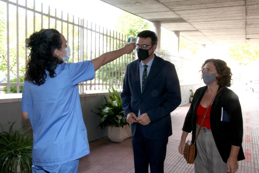 Visita al IES Aldebarán - Imagen de la toma de temperatura al vice alcalde Arranz, por la enfermera del centro.