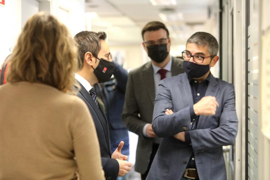Visita Consejero Políticas Sociales a Punto Municipal Servicios Sociales - Imagen del alcalde Rafael Sánchez Acera, el vicealcalde Miguel Ángel Arranz y el Consejero de Políticas Sociales Javier Luengo en un momento de la visita.