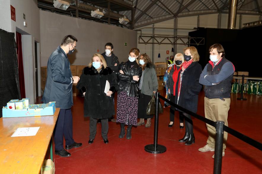 Asistentes observan la instalaciones