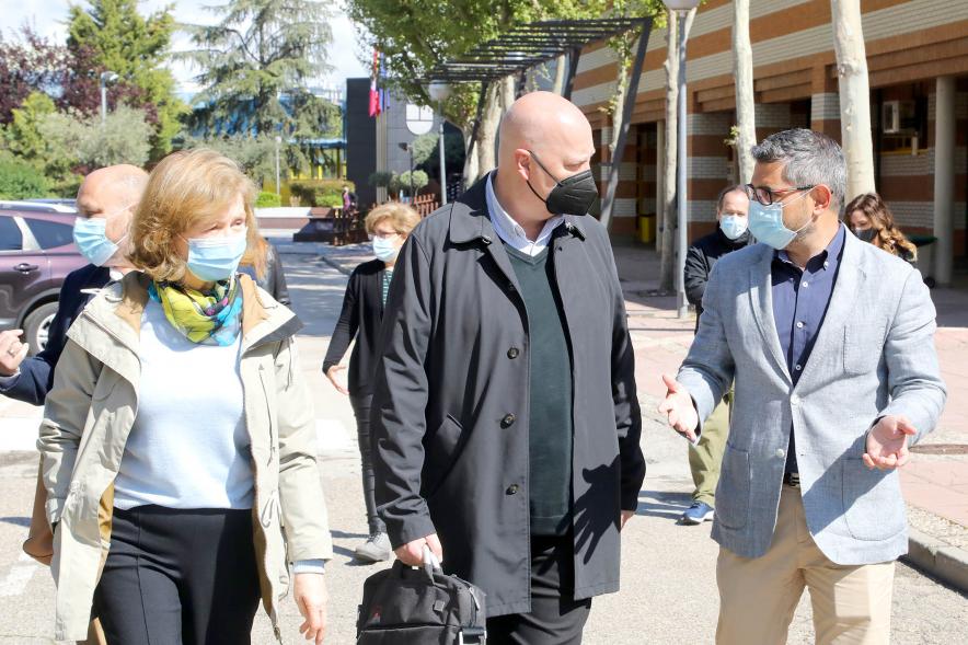 Alcalde Rafael Sánchez y autoridades. Visita al Polideportivo José Caballero - 2021