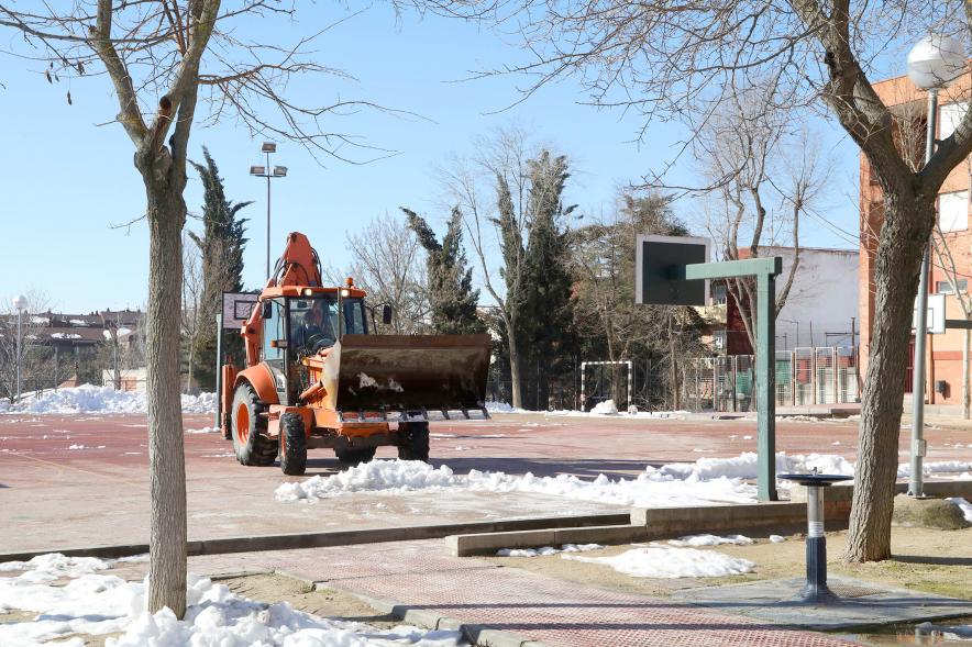 Excavadora realizando trabajos de limpieza de nieve