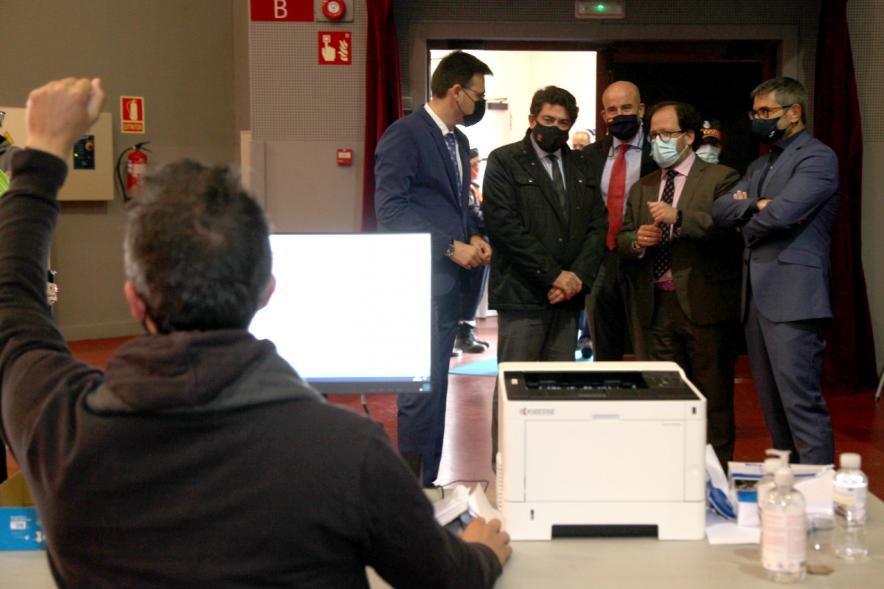 Visita Consejero de Vivienda y Administraciones Local de la CAM a Pruebas PCR en la Esfera - Imagen de David Pérez consejero de la Comunidad de Madrid, junto al alcalde Sánchez Acera y varios miembros de la  corporación municipal actual.