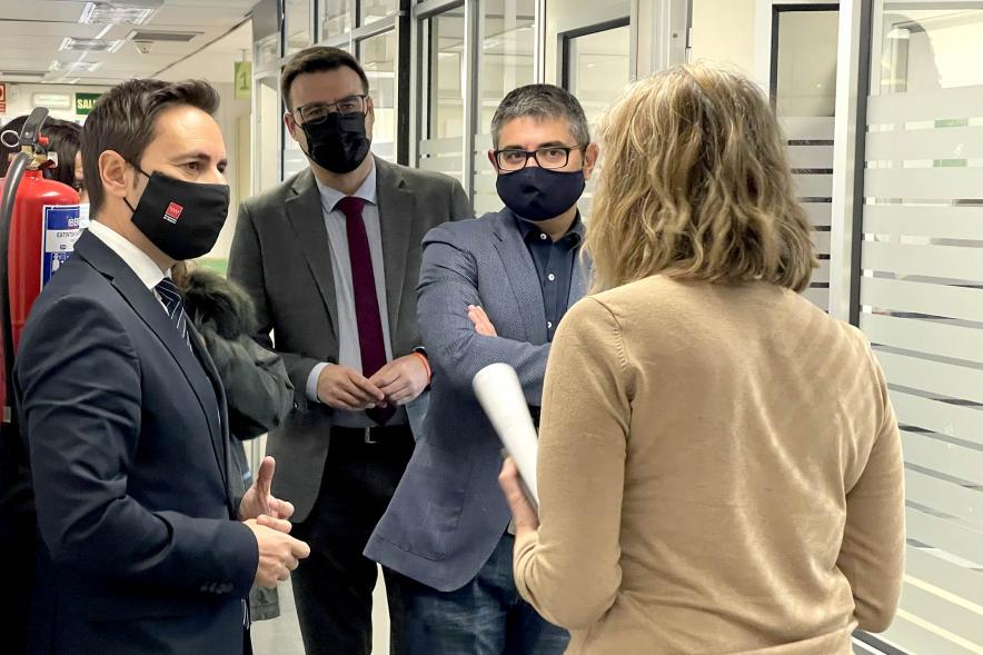 Visita Consejero Políticas Sociales a Punto Municipal Servicios Sociales - Imagen del alcalde Rafael Sánchez Acera, el vicealcalde Miguel Ángel Arranz y el Consejero de Políticas Sociales Javier Luengo en un momento de la visita.
