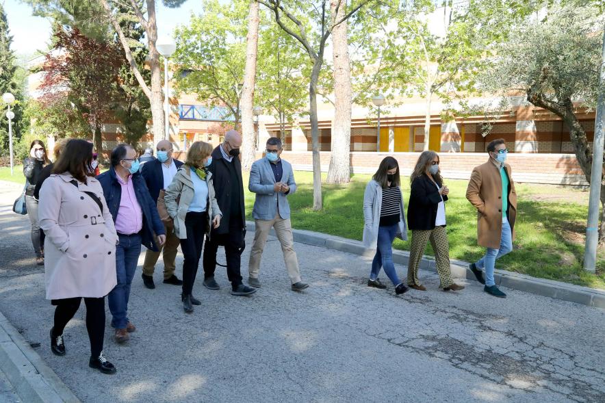 Alcalde Rafael Sánchez y autoridades. Visita al Polideportivo José Caballero - 2021