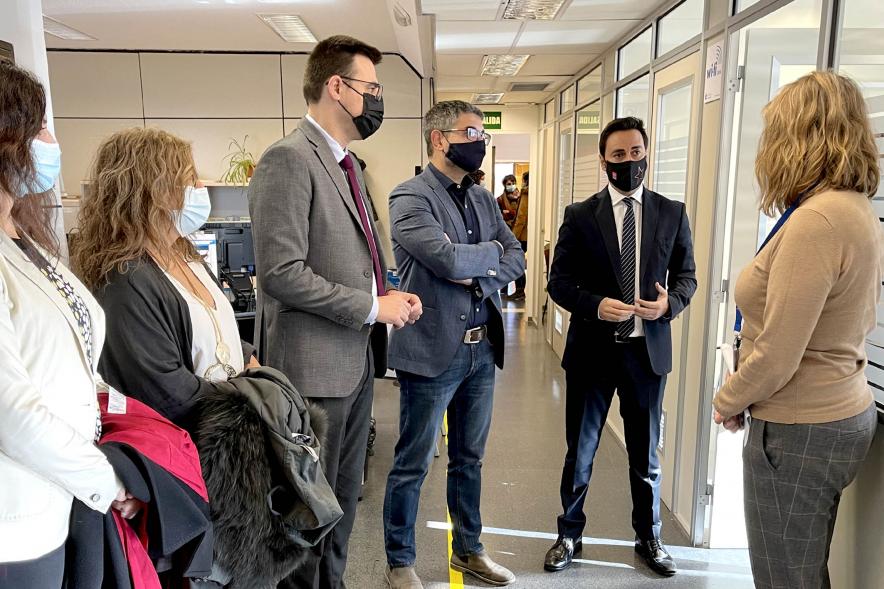 Visita Consejero Políticas Sociales a Punto Municipal Servicios Sociales - Imagen del alcalde Rafael Sánchez Acera, el vicealcalde Miguel Ángel Arranz y el Consejero de Políticas Sociales Javier Luengo en un momento de la visita.