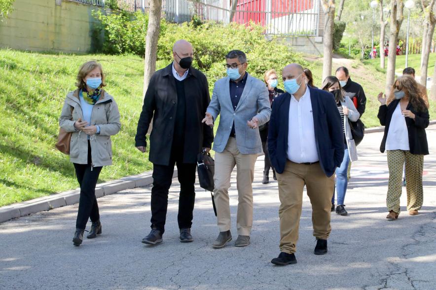 Alcalde Rafael Sánchez y autoridades. Visita al Polideportivo José Caballero - 2021