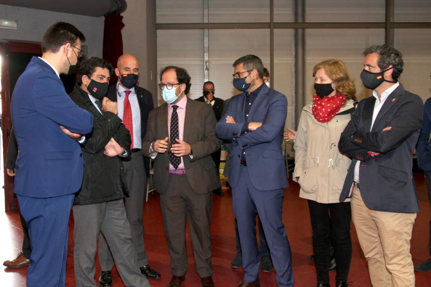 Visita Consejero de Vivienda y Administraciones Local de la CAM a Pruebas PCR en la Esfera - Imagen de  David Pérez, consejero de la Comunidad de Madrid, junto al alcalde Sánchez Acera y varios miembros de la corporación municipal actual, todos con mascarillas.                      