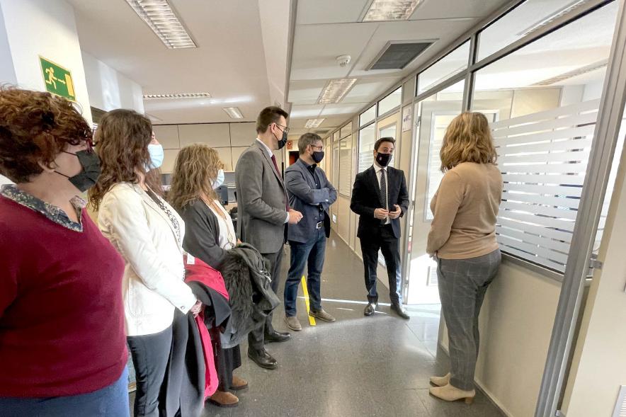 Visita Consejero Políticas Sociales a Punto Municipal Servicios Sociales - Imagen del alcalde Rafael Sánchez Acera, el vicealcalde Miguel Ángel Arranz y el Consejero de Políticas Sociales Javier Luengo en un momento de la visita.