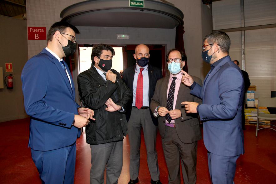 Visita Consejero de Vivienda y Administraciones Local de la CAM a Pruebas PCR en la Esfera - Imagen de  David Pérez, consejero de la Comunidad de Madrid, junto al alcalde Sánchez Acera y varios miembros de la corporación municipal actual,  todos con mascarillas.