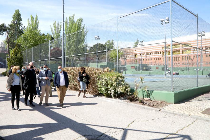 Alcalde Rafael Sánchez y autoridades. Visita al Polideportivo José Caballero - 2021