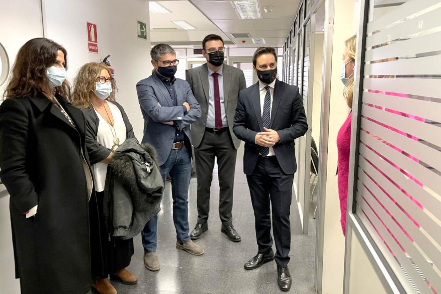 Visita Consejero Políticas Sociales a Punto Municipal Servicios Sociales - Imagen del alcalde Rafael Sánchez Acera, el vicealcalde Miguel Ángel Arranz y el Consejero de Políticas Sociales Javier Luengo en un momento de la visita.