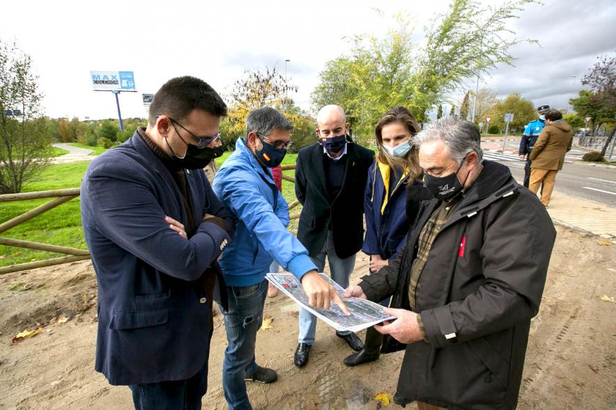 Alcalde Rafael Sanchez, concejal Miguel Angel Arranz, consejara de Medio Ambiente Paloma Martin y Autoridades. Visita al Arco Verde de la Consejera de Medio Ambiente de la CAM – 2020