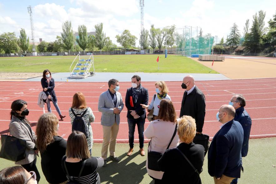 Alcalde Rafael Sánchez y autoridades. Visita al Polideportivo José Caballero - 2021