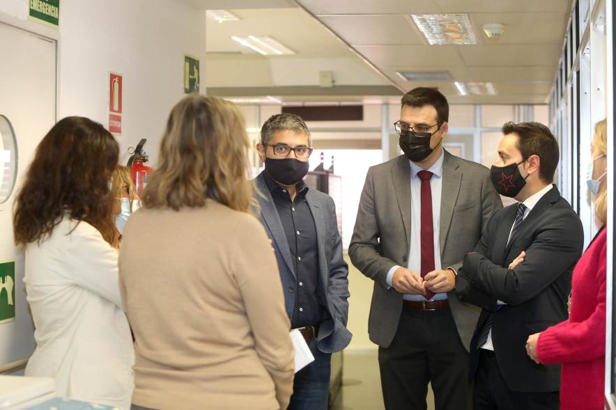 Visita Consejero Políticas Sociales a Punto Municipal Servicios Sociales - Imagen del alcalde Rafael Sánchez Acera, el vicealcalde Miguel Ángel Arranz y el Consejero de Políticas Sociales Javier Luengo en un momento de la visita.