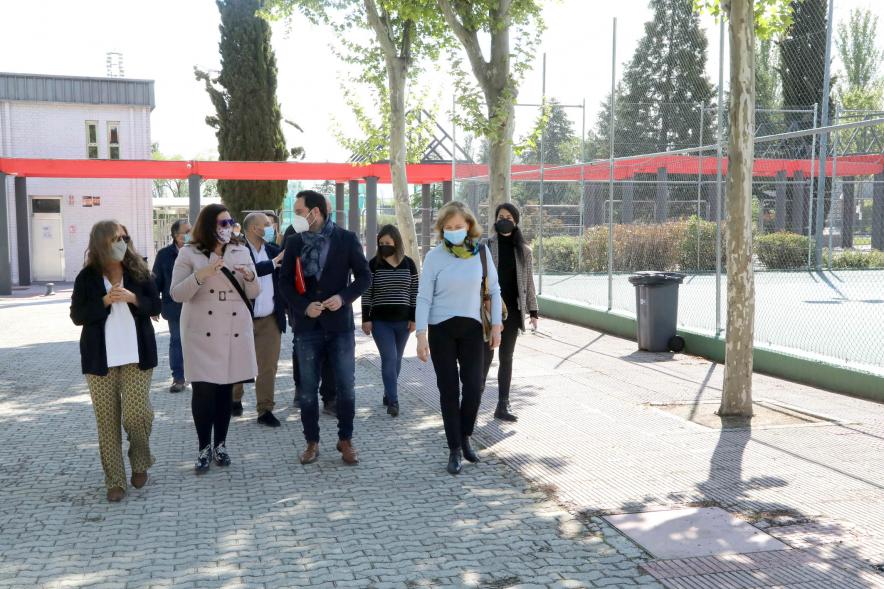 Alcalde Rafael Sánchez y autoridades. Visita al Polideportivo José Caballero - 2021